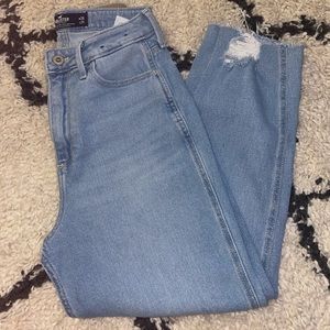 Hollister Curvy Ultra High-Rise Mom Jean
